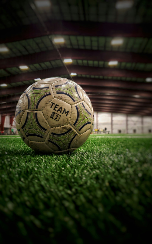 Terrain de futsal indoor, prêt à jouer (credit photo : Joshua Hoehne @unsplash)