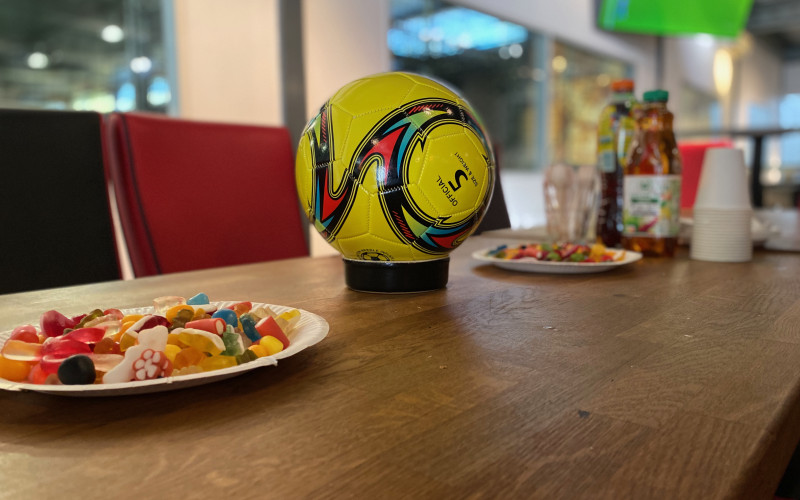 Anniversaire au foot en salle, ballon offert, table de goûter