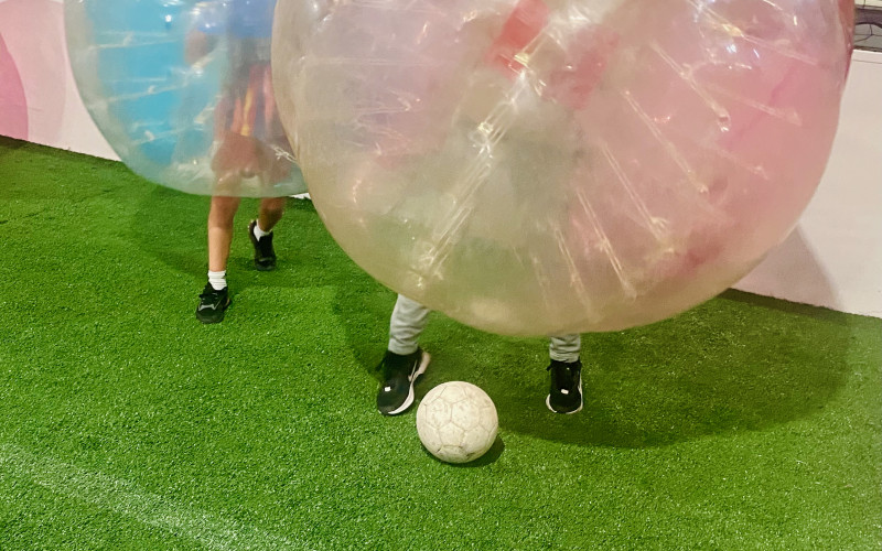 Au foot, mieux vaut avoir le ballon, et au bubble-foot ?