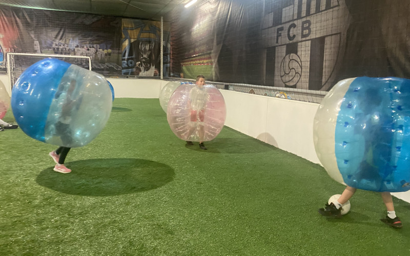 Bubble foot à Noves sur un terrain de foot indoor