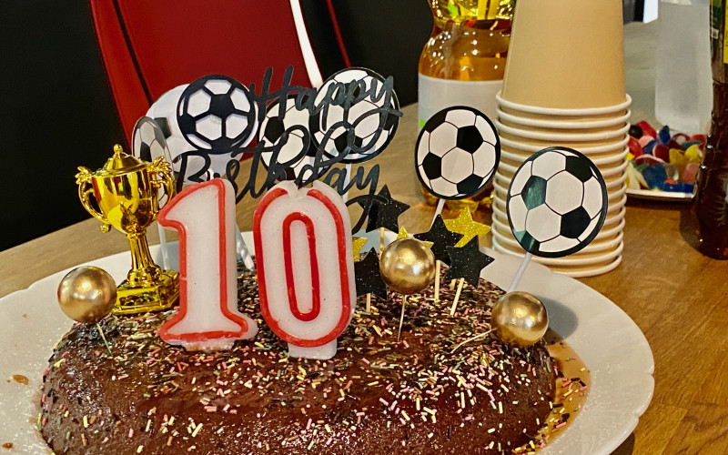 Gâteau des 10 ans, d'un petit garçon fêtant son anniversaire au futsal à Noves