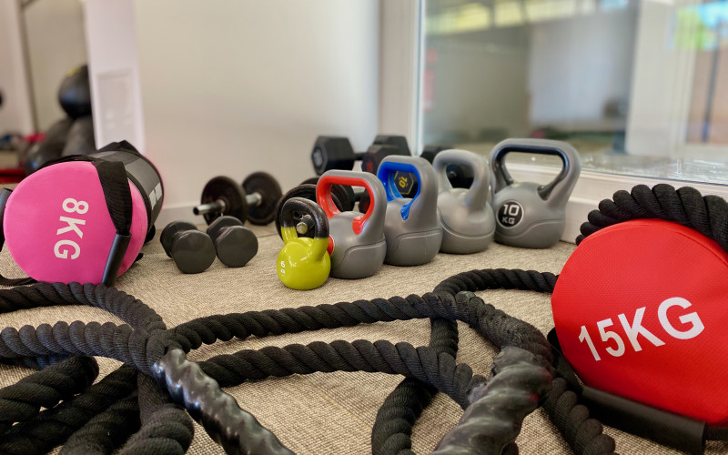 Kettlebells, altères, corde, sand bag au studio Concept à Noves