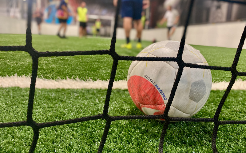 Terrain de futsal à Noves, terrain sur herbe synthétique dit indoor - ballon dans le but