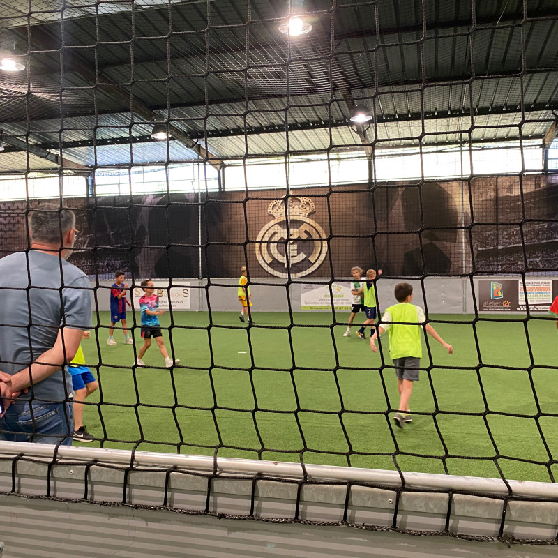 Un éducateur anime l'anniversaire au futsal à Noves